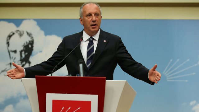 Сн. Ройтерс. Кандидатът на Републиканската народна партия (РНП), Мухарем Индже, гласува в родния си град Ялова в Северозападна Турция.