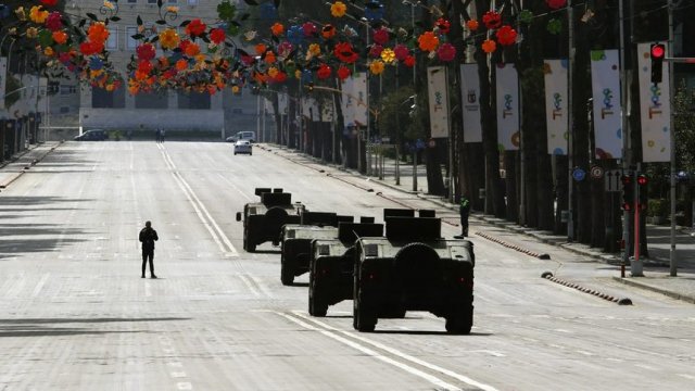 Военни следят за спазването на блокадата в Тирана, 22 март.