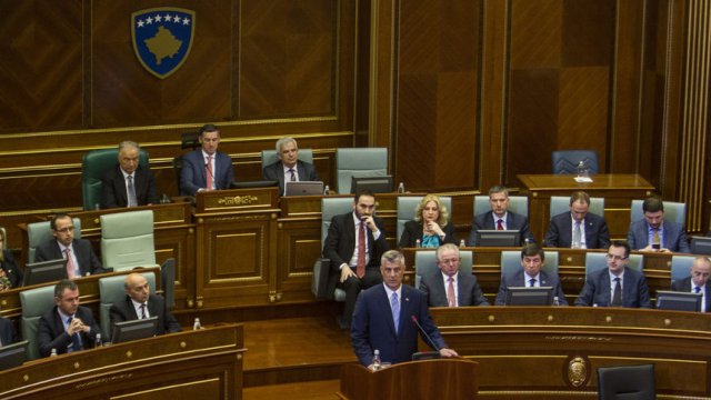 Сн. АП Хашим Тачи в първото си обръщение до косовския парламент през април 2016 г., след като стана президент.