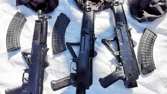 При акцията са намерени автомати "Калашников", пистолет Макаров, картечен пистолет, боеприпаси и части за оръжия.© Пресцентър МВР