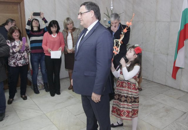 Кметът бе сурвакан от 6-годишната Деа