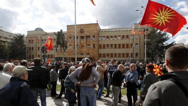Протестиращи излязоха пред парламента, като някои от тях носеха старото знаме на Македония. "Смениха ни знамето, ще ни сменят името, сега и езика," каза един от демонстрантите, цитиран от онлайн изданието МКД. Сн. АР