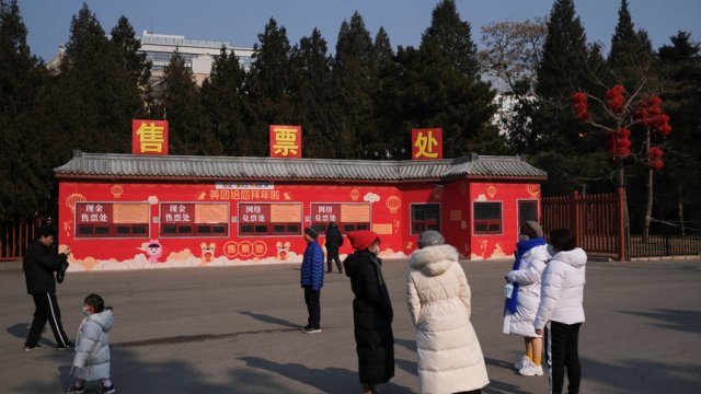 Единици се оказаха желаещите да посетят увеселителния парк Дитан в Пекин, но бяха посрещнати от затворени каси.