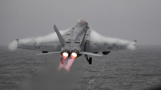 Самолет F/A-18F Super Hornet излита от борда на "Хари Труман" в Норвежко море. Снимка: Thomas Gooley, U.S. Navy