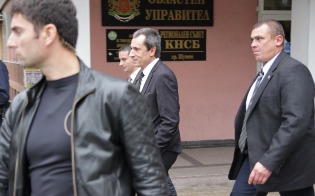 Орешарски подмина скандиранията мълчаливо