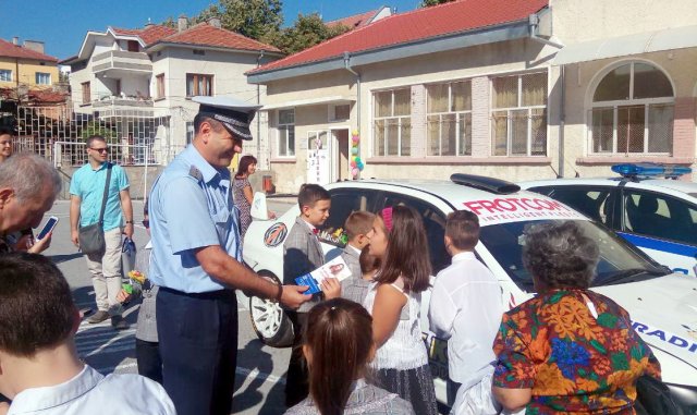 Полицаи днес раздаваха брошури за пътна безопасност в  НУ "Илия Р. Блъсков". Сн.: ОД на МВР