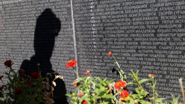 На тази стена от черен мрамор до НДК в центъра на София са изписани имената на жертвите на комунизма, за които са открити данни. Сн. Дневник
