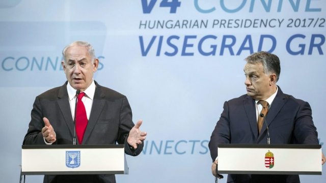 Израелският премиер Бенямин Нетаняху и унгарският му колега Виктор Орбан на среща на Нетаняху с ръководителите на страните от Вишеградската четворка край Будапеща, 19 юли 2018 г. Снимка: Associated Press