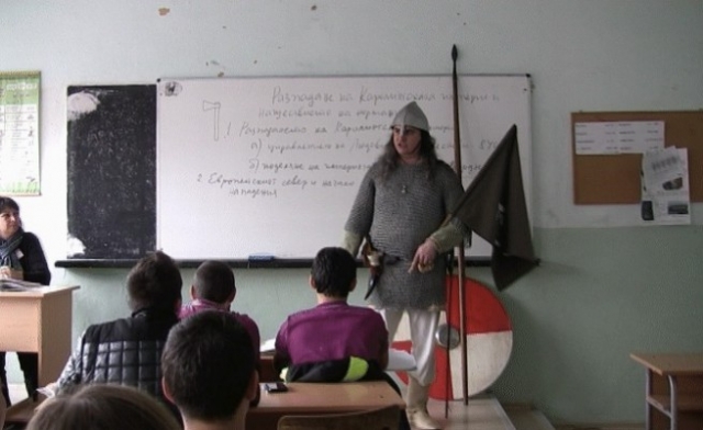 Младият учител по биология в професионалната гимназия "Арх. Камен Петков" в Пловдив - Петър Гюдженов - се появява пред учениците от 8. клас във вид на викинг по покана на колегата му по история