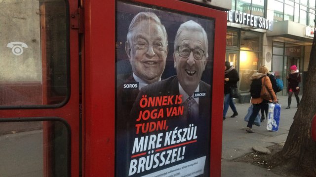 Новият плакат, залепен на телефонна кабина в Будапеща, показва Юнкер и Сорос с надпис "Имаш право да знаеш какво се готви Брюксел да направи". Правителството започна кампания с твърдение, че се бори с ръководството на ЕС, което се опитвало да организира м