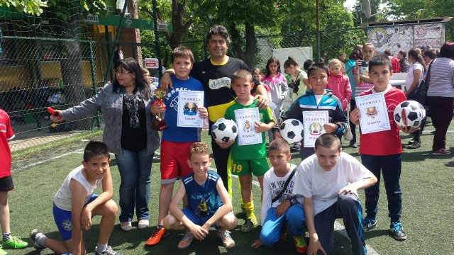 Усмивки и награди за всички малки и големи футболисти имаше след пролетния турнир на ФК "Атлетик".