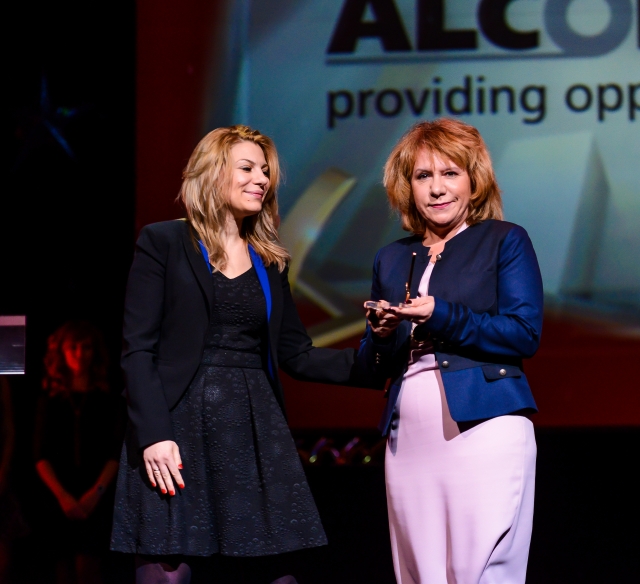 Нели Тончева,  член на Управителния съвет на компанията и директор „Продажби“ в "Алкомет", /вдясно/ получава наградата за компанията