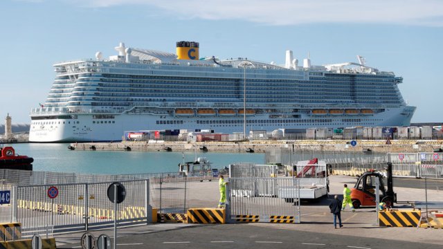 Корабът Costa Smeralda на пристан в Чивитавекия северно от Рим. Сн. Ройтерс