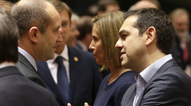 Румен Радев (вляво) с върховния представител на ЕС за външни отношения Федерика Могерини и гръцкия премиер Алексис Ципрас.