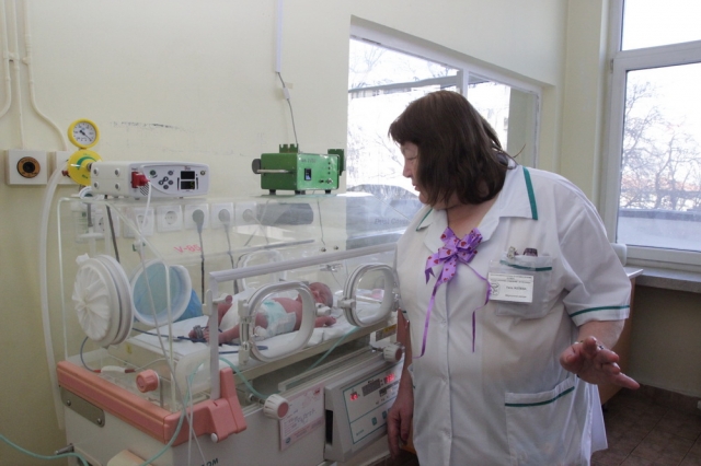 Момиченцето от родените днес близнаци бе в розов кувьоз.
