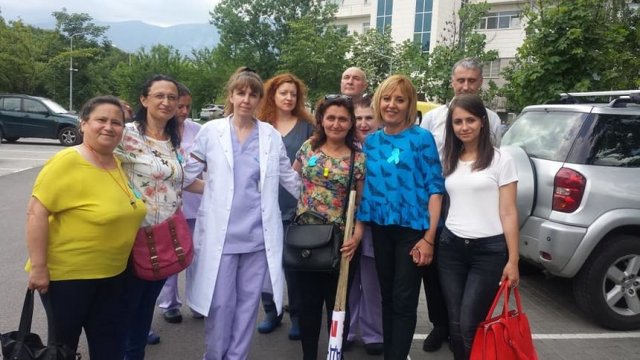 Мая Илиева (в средата) с омбудсмана Мая Манолова при един от последните протести на медицинските специалисти в средата на юни, който беше по повод сигнали от медицинската сестра за оказван върху нея натиск.