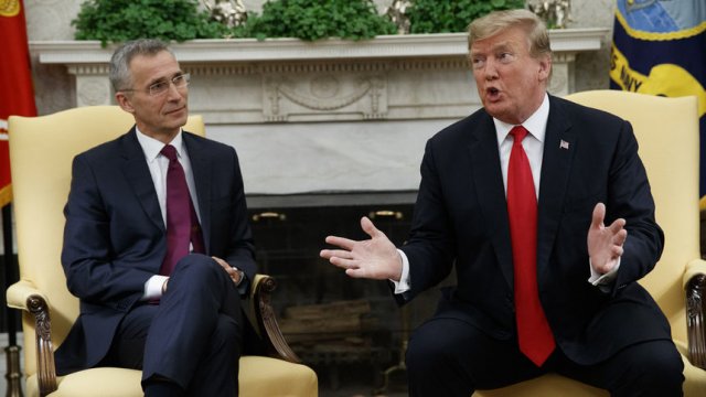 Генералният секретар на НАТО Йенс Столтенберг с американския президент Доналд Тръмп в Белия дом. © Associated Press