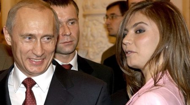 Президентът Владимир Путин и Алина Кабаева на среща в Кремъл с руския олимпийски отбор през 2004 г.