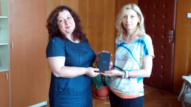 Дияна Донева получи наградата си от директора на офиса на НАП в Шумен Светла Върбева /вляво/