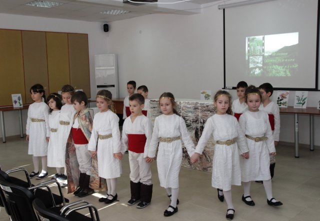 Малчуганите от ДГ "Конче Вихрогонче" представиха танца "Магията на Мадара".