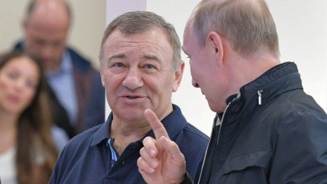 Президентът Путин с Аркадий Ротенберг - основният изпълнител и на моста от Русия до анексирания полуостров Крим, открит преди броени дни.