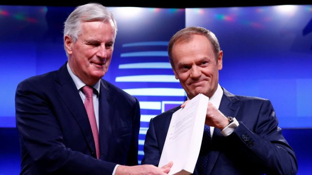 © Reuters Мишел Барние и Доналд Туск със споразумението за Брекзит