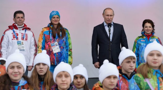 Шефът на руския биатлон Александър Кравцов (вляво) обяви, че Русия ще се бори докрай за отнетото домакинство