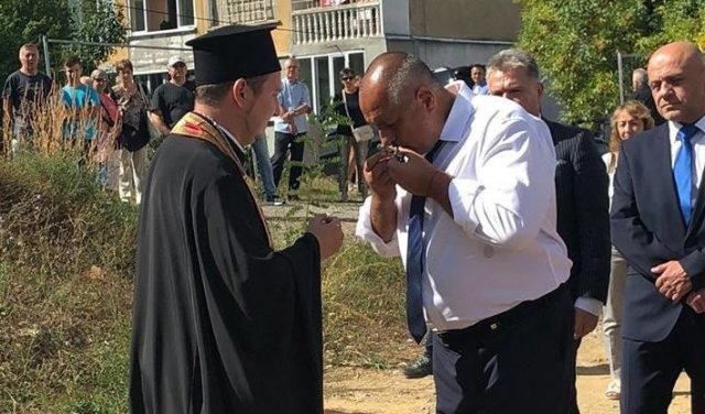 В Габрово Борисов посети храм. © Министерският съвет