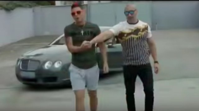 На този стоп кадър от сваления видеоклип Франсиско Техон е вдясно. © Скройншот YouTube