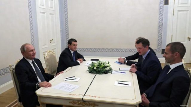 Президентът на Русия Владимир Путин (най-вляво) се срещна с председателя на УЕФА Александър Чеферин (най-вдясно). © Reuters
