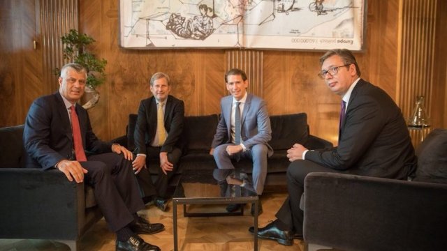 От ляво надясно: президентът на Косово Хашим Тачи, еврокомисарят за разширяването Йоханес Хан, австрийският канцлер Себастиан Курц и сръбският президент Александър Вучич на ежегодния политически форум в Алпбах, Австрия. Виена също така в момента председат