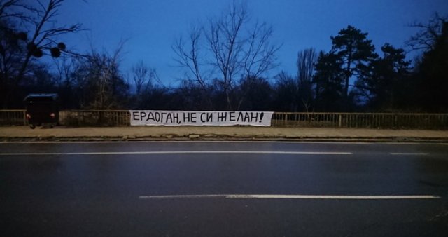 Един от плакатите във Варна срещу визитата на турския президент Ердоган.