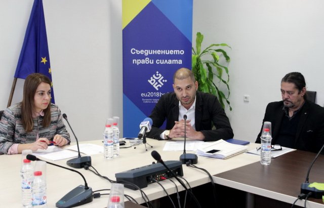 Иван Златев /в средата/ представи обобщения мониторингов докладпо изпълнението на Областната стратегия за интегриране на ромите 2012-2020