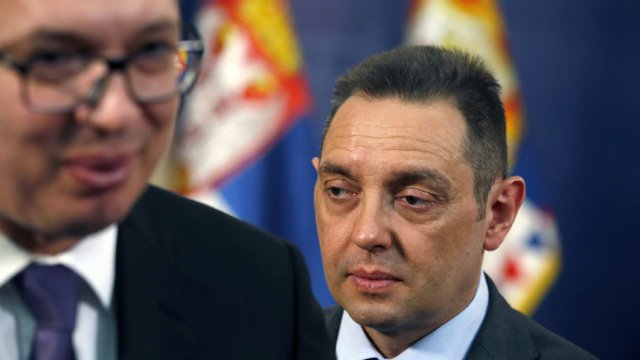Сръбският президент Александър Вучич и министърът на отбраната Александър Вулин. Сн. АП