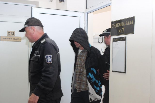 Красен Крумов скри лицето си в съда.