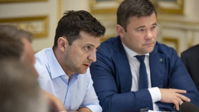 На тази снимка украинският президент Володимир Зеленски е с досегашния началник на екипа си Андрий Богдан. Сн. АП