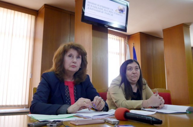 Зам.-кметът по финанси Татяна Костов и директорът на дирекция "Бюджет и финанси" Десислава Петрова /вдясно/