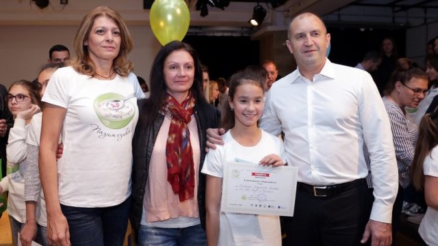 Румен и Десислава Радеви с една от финалистките.© Прес Център Президенство