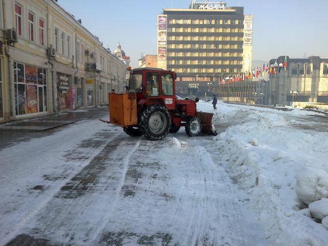 Машина на БКС днес почистваше площад "Освобождение"