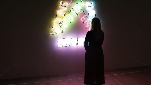 Кадър от изложбата на съвременния артист Брус Науман в галерията за модерно изкуство "Тейт модърн" Сн. АП