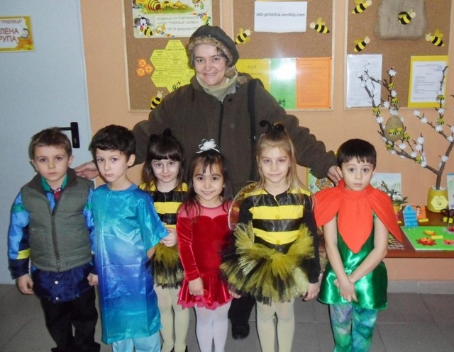 Даниела Челебиева и деца от ОДЗ "Пчелица"