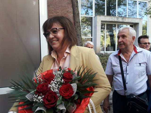 С цветя и целувки шуменските социалисти посрещнаха лидера си.