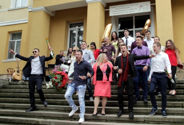 4 класа абитуриенти изпрати Езиковата гимназия