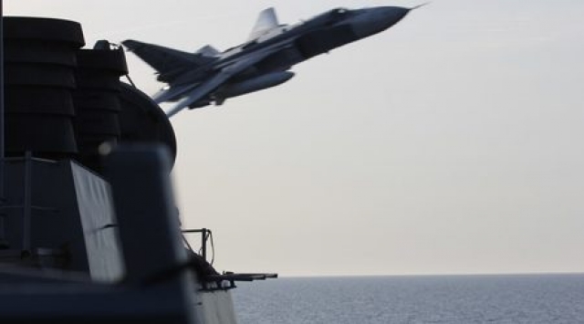 Момент от инцидента на 17 април с ниско прелитащ руски самолет на американския боен кораб "Доналд Кук" в Балтийско море. Командващият ВМФ на САЩ Джон Ричардсън коментира, че според него руснаците не се опитват да предизвикат инциденти, а "да изпратят посл
