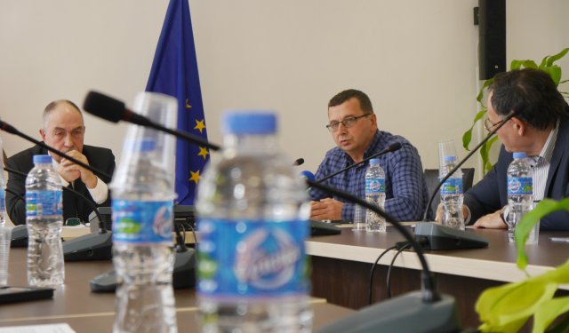 Красимир Марков /в средата/ на днешното заседание на Асоциацията по ВиК
