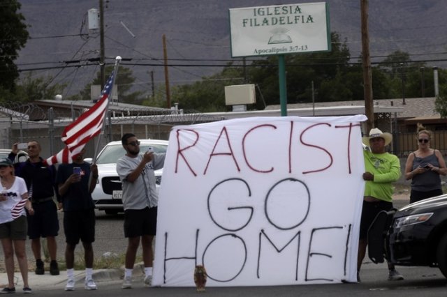 "Расист, отивай си" - с такъв плакат бе посрещнат Тръмп в Ел Пасо. Снимки БТА