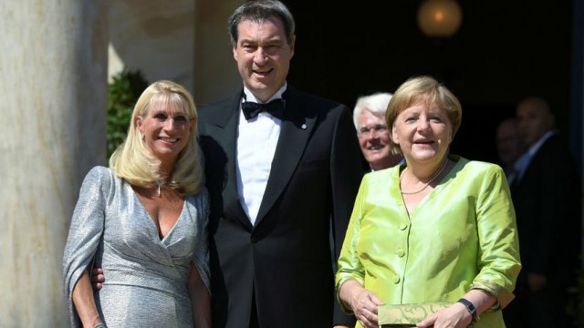 Маркус Зьодер с канцлера Ангела Меркел и съпругата си Карин при откриването на Вагнеровия фестивал миналата седмица. © Reuters