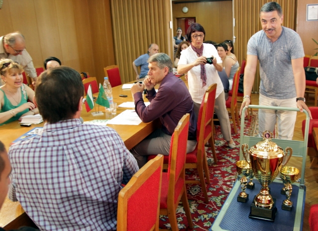 Даулов донесе купите с транспортна количка