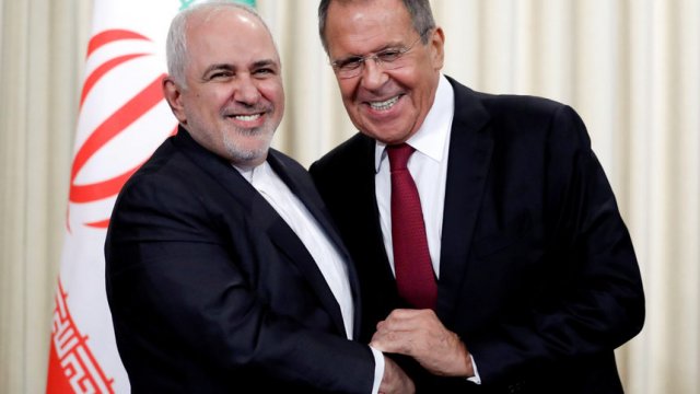 Докато САЩ не спират да притискат Иран, Русия не крие подкрепата си за страната. Снимката е от среща в Москва вчера между руския външен министър Сергей Лавров и неговия ирански колега Джавад Зариф, който също е сред санкционираните от САЩ.