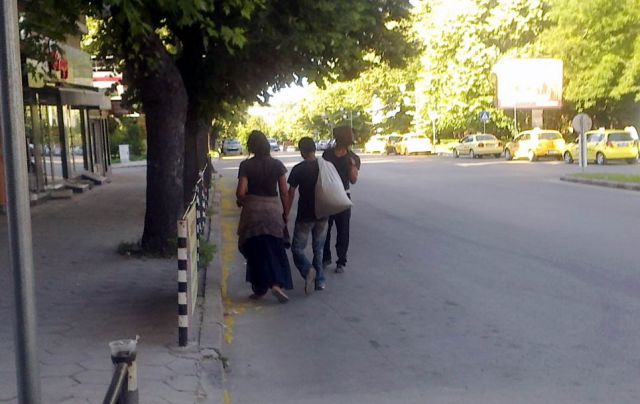Цигани метат липов цвят на пл. "България"